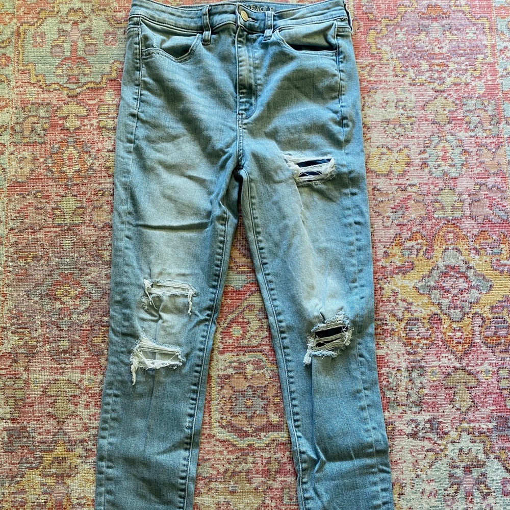 AE Light Wash Hi-Rise Distressed Jegging Jeans! - Picture 2 of 5